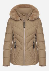 Born2be - Beżowa Pikowana Kurtka z Kapturem Ozdobionym Futerkiem Caelara. Typ kołnierza: kaptur. Kolor: beżowy. Materiał: futro. Wzór: aplikacja #5