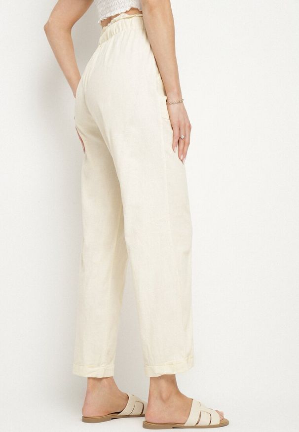 Born2be - Jasnobeżowe Bawełniane Spodnie z Wysokim Stanem i Ozdobnym Wiązaniem Vilwia. Okazja: na co dzień. Stan: podwyższony. Kolor: beżowy. Materiał: bawełna. Styl: casual, elegancki, klasyczny