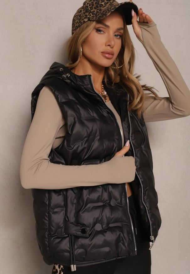 Renee - Czarna Pikowana Kamizelka z Kapturem i Ściągaczami Annialia. Okazja: na co dzień. Typ kołnierza: kaptur. Kolor: czarny. Materiał: jeans. Styl: elegancki, casual