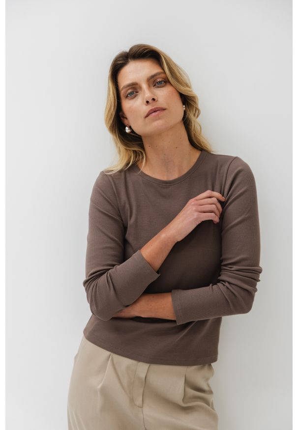 BLUZKA SUZANE KAKAO L - Flawless. Okazja: do pracy, na spotkanie biznesowe. Materiał: prążkowany, dresówka, dzianina. Długość rękawa: długi rękaw. Styl: biznesowy, klasyczny