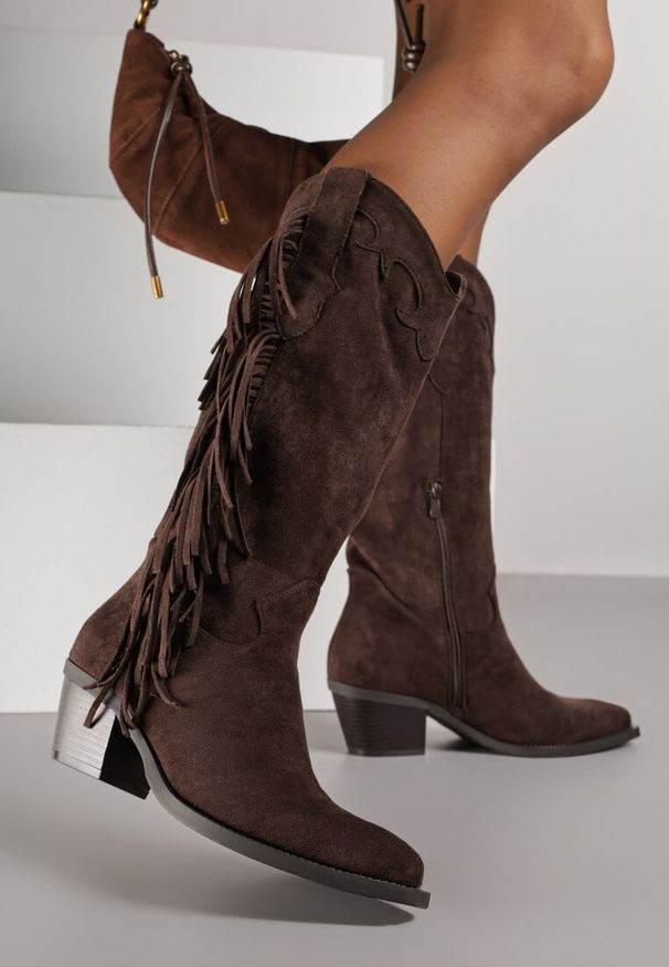 Renee - Ciemnobrązowe Kozaki Kowbojki na Stożku Ozdobione Frędzlami Reianeva. Okazja: na randkę. Kolor: brązowy. Materiał: jeans, koronka. Wzór: aplikacja. Obcas: na stożku. Wysokość obcasa: średni