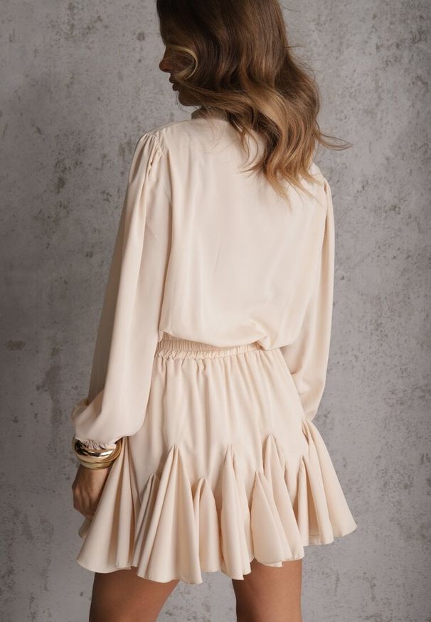 Renee - Beżowa Sukienka z Wiskozą o Rozkloszowanym Kroju z Falbankami i Wiązaniem Meriianes. Okazja: na randkę. Typ kołnierza: kołnierz z falbankami. Kolor: beżowy. Materiał: wiskoza. Styl: elegancki