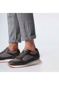 Wittchen - Męskie sneakersy ze skóry ekologicznej ze wstawkami szaro-brązowe. Kolor: brązowy, wielokolorowy, szary. Materiał: skóra ekologiczna. Wzór: aplikacja. Sport: turystyka piesza #5