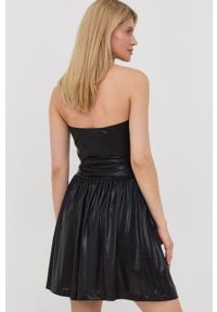 Love Moschino sukienka kolor czarny mini rozkloszowana. Typ kołnierza: dekolt halter. Kolor: czarny. Materiał: tkanina. Wzór: gładki. Typ sukienki: rozkloszowane. Długość: mini #5