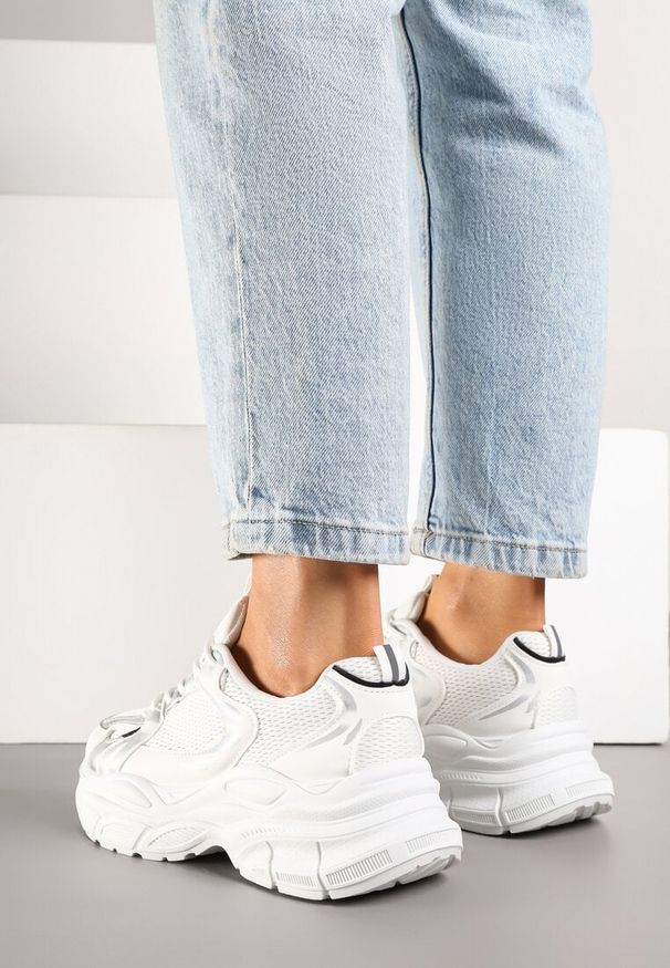 Renee - Biało-Srebrne Sneakersy Vices na Platformie Ozdobione Tłoczeniem Natiselle. Okazja: na co dzień. Kolor: biały. Materiał: jeans. Wzór: aplikacja. Obcas: na platformie