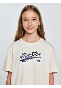 Big-Star - Koszulka dziewczęca oversize z nadrukiem kremowa Emillia 103. Okazja: na uczelnię. Kolor: biały. Materiał: dzianina, jeans. Wzór: nadruk