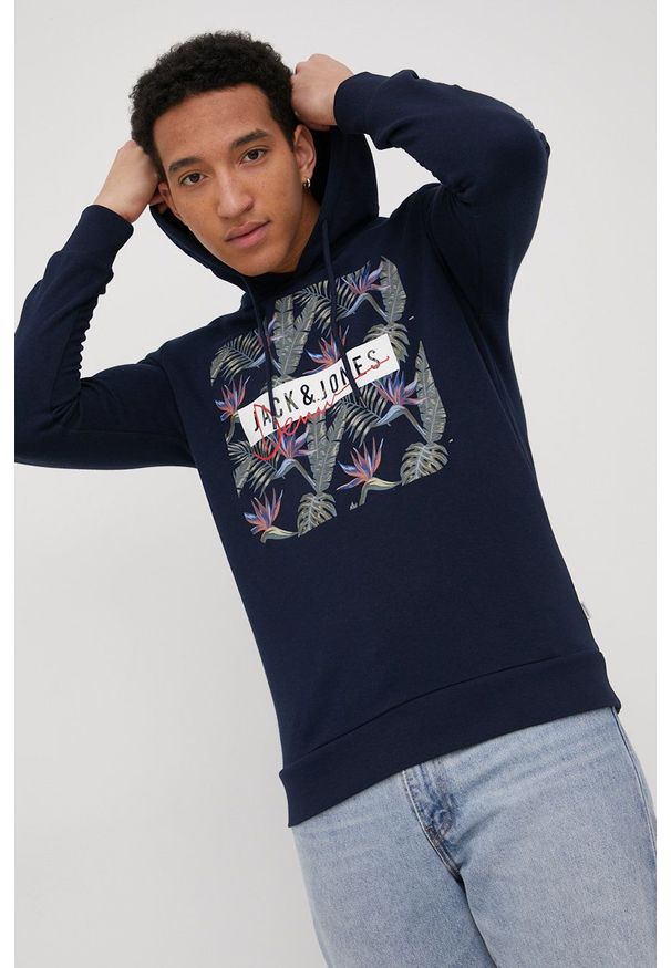 Jack & Jones bluza męska kolor granatowy z kapturem z nadrukiem. Okazja: na co dzień. Typ kołnierza: kaptur. Kolor: niebieski. Materiał: dzianina. Wzór: nadruk. Styl: casual
