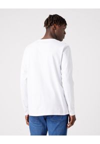 Wrangler - WRANGLER LS SIGN OFF TEE MĘSKA KOSZULKA Z DŁUGIM RĘKAWEM LOGO WHITE W70KD3989. Długość rękawa: długi rękaw. Długość: długie