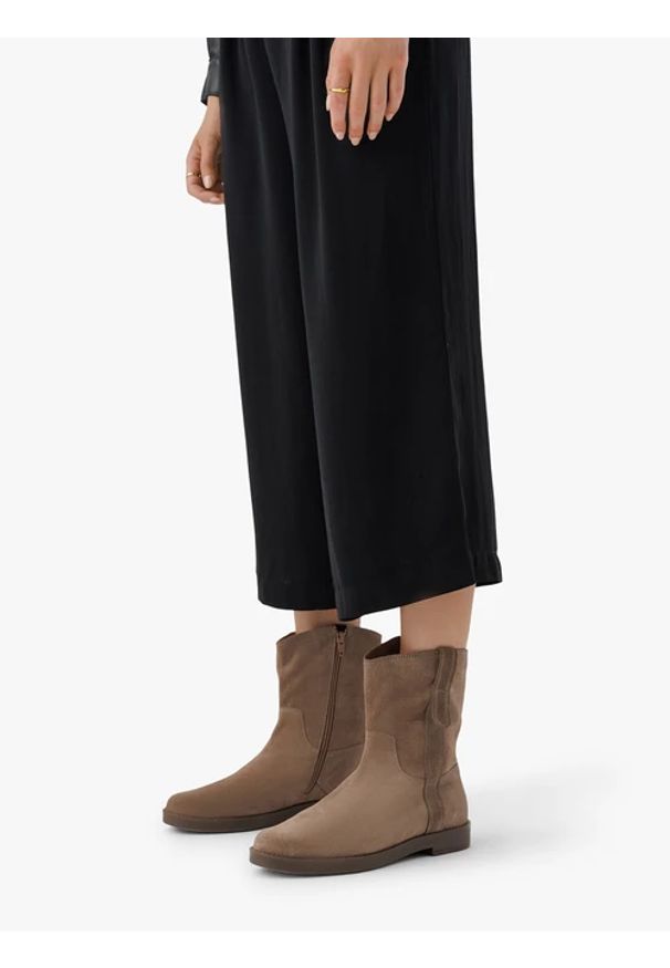 Ryłko - Jasnobrązowe nieocieplane botki ze skóry welurowej. Okazja: na co dzień. Zapięcie: zamek. Kolor: szary. Szerokość cholewki: normalna. Wysokość cholewki: za kostkę. Materiał: skóra, welur. Obcas: na obcasie. Styl: klasyczny, casual, street. Wysokość obcasa: niski