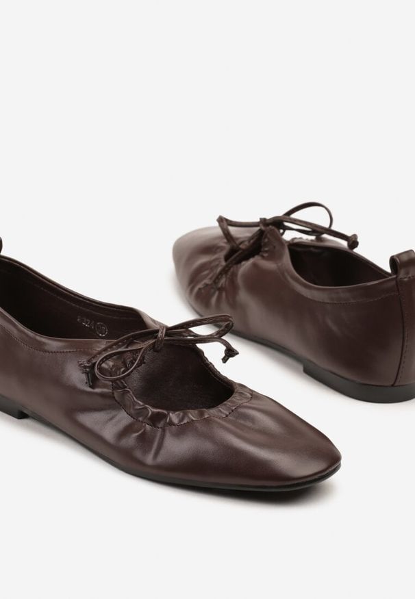 Born2be - Brązowe Balerinki z Wiązanymi Rzemykami Julimaria. Okazja: na co dzień. Kolor: brązowy. Wzór: kwiaty. Styl: retro, casual, elegancki