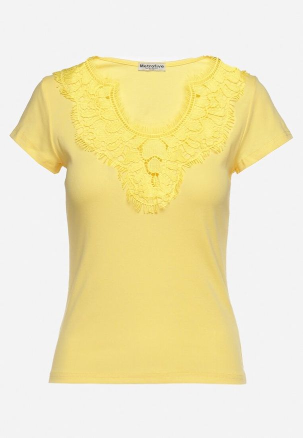 Born2be - Żółty Bawełniany T-shirt Koszulka z Krótkim Rękawem z Koronką przy Rękawach i Dekolcie Fiadella. Okazja: na randkę, na co dzień. Typ kołnierza: dekolt w łódkę. Kolor: żółty. Materiał: bawełna, koronka. Długość rękawa: krótki rękaw. Długość: krótkie. Wzór: koronka. Styl: elegancki, casual, klasyczny