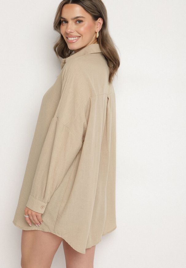Born2be - Beżowa Klasyczna Koszula o Kroju Oversize Maronira. Okazja: na co dzień. Typ kołnierza: kołnierzyk klasyczny. Kolor: beżowy. Materiał: jeans. Styl: klasyczny
