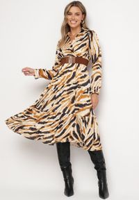 Born2be - Beżowa Rozkloszowana Sukienka Kopertowa w Abstrakcyjny Wzór z Paskiem i Gumką w Talii Zinnaea. Okazja: na spacer, na co dzień. Typ kołnierza: dekolt kopertowy. Kolor: beżowy. Długość rękawa: długi rękaw. Typ sukienki: kopertowe. Styl: casual, elegancki #1