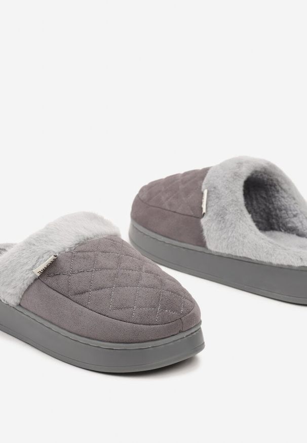 Born2be - Szare Kapcie Vices na Grubej Podeszwie ze Skórzaną Wkładką i Futerkiem Ellinore. Nosek buta: okrągły. Kolor: szary. Materiał: skóra, futro. Sezon: zima. Obcas: na obcasie. Styl: klasyczny. Wysokość obcasa: niski