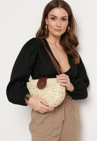 Born2be - Jasnobeżowa Torebka z Szerokiej Plecionki na Ramię Zapinana na Zatrzask i Suwak Sadhara. Kolor: beżowy. Styl: casual, elegancki. Rodzaj torebki: na ramię