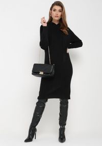 Born2be - Czarna Wełniana Sukienka z Kapturem w Prążki Tyrwe. Okazja: na co dzień. Typ kołnierza: kaptur. Kolor: czarny. Materiał: wełna. Długość rękawa: długi rękaw. Wzór: prążki. Typ sukienki: proste. Styl: klasyczny, casual, elegancki #1