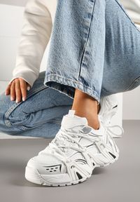 Renee - Białe Sneakersy na Platformie z Designerskim Sznurowaniem Julieve. Okazja: na co dzień. Zapięcie: sznurówki. Kolor: biały. Materiał: jeans. Obcas: na platformie