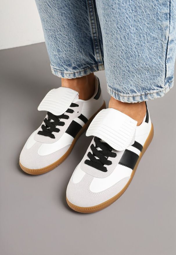 Born2be - Biało-Czarne Sneakersy Tenisówki Ozdobione Wywinięciem Myrloria. Okazja: na co dzień, na spacer. Kolor: biały. Materiał: jeans. Wzór: aplikacja. Obcas: na obcasie. Wysokość obcasa: niski. Sport: turystyka piesza