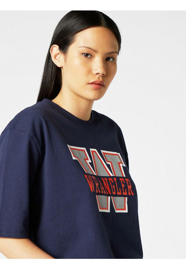 Wrangler - WRANGLER BOYFRIEND CROP TEE DAMSKI T-SHIRT KOSZULKA Z KRÓTKIM RĘKAWEM LOGO NADRUK NAVY W7P6GF114 112132064. Długość rękawa: krótki rękaw. Długość: krótkie. Wzór: nadruk