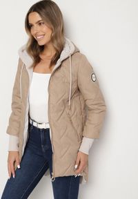 Born2be - Ciemnobeżowa Pikowana Kurtka z Przedłużonym Tyłem i Kapturem Melune. Okazja: na co dzień. Kolor: beżowy. Materiał: jeans. Wzór: aplikacja. Styl: klasyczny, casual #5