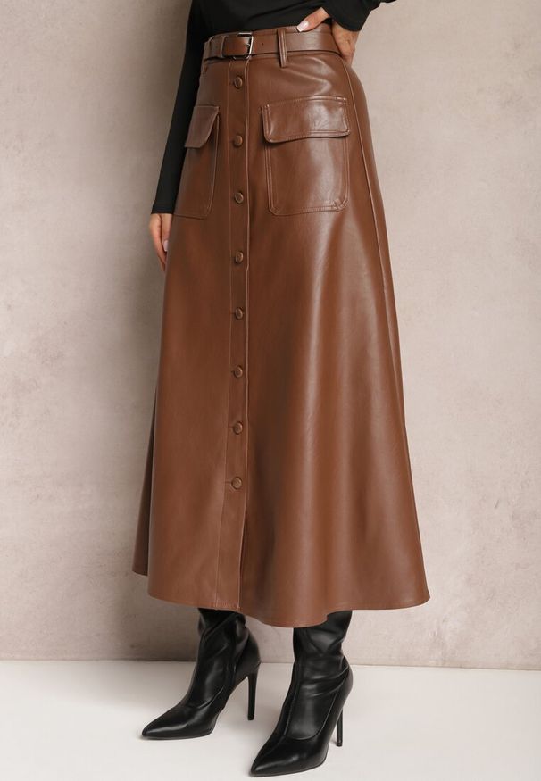 Renee - Brązowa Rozkloszowana Spódnica Midi z Imitacji Skóry z Kieszeniami z Klapą i Guzikami Maronna. Kolor: brązowy. Materiał: skóra