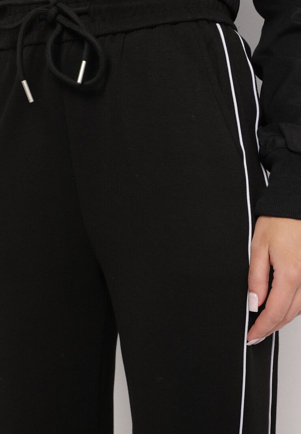 Born2be - Czarne Szerokie Spodnie Dresowe z Bawełną z Wysokim Stanem Ozdobione Paskami Sallica. Okazja: na co dzień. Stan: podwyższony. Kolor: czarny. Materiał: dresówka, bawełna. Wzór: aplikacja. Styl: sportowy, casual