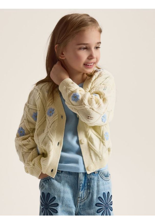 Reserved - Kardigan z kwiatową aplikacją - złamana biel. Materiał: dzianina, bawełna. Wzór: aplikacja, kwiaty