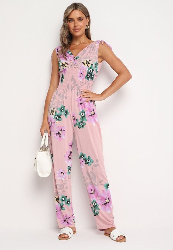 Born2be - Jasnoróżowy Kombinezon w Kwiaty z Trójkątnym Dekoltem i Troczkami na Ramionach Benan. Okazja: na co dzień. Kolor: różowy. Wzór: kwiaty. Styl: elegancki, casual