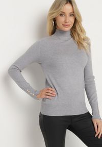 Born2be - Szary Sweter Półgolf Ozdobiony Guzikami przy Rękawach Delianor. Okazja: na co dzień, na spotkanie biznesowe. Kolor: szary. Materiał: jeans. Długość rękawa: długi rękaw. Długość: długie. Wzór: aplikacja. Sezon: jesień. Styl: biznesowy, klasyczny, elegancki, casual #4