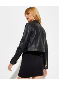 Versace Jeans Couture - VERSACE JEANS COUTURE - Czarna skórzana kurtka Regular Fit. Kolor: czarny. Materiał: skóra. Wzór: aplikacja #4