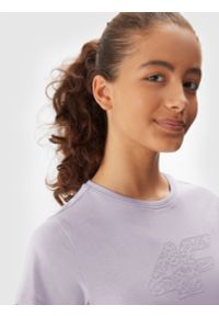 4F JUNIOR - T-shirt z nadrukiem dziewczęcy - fioletowy. Kolor: fioletowy. Materiał: bawełna. Długość rękawa: krótki rękaw. Długość: krótkie. Wzór: nadruk