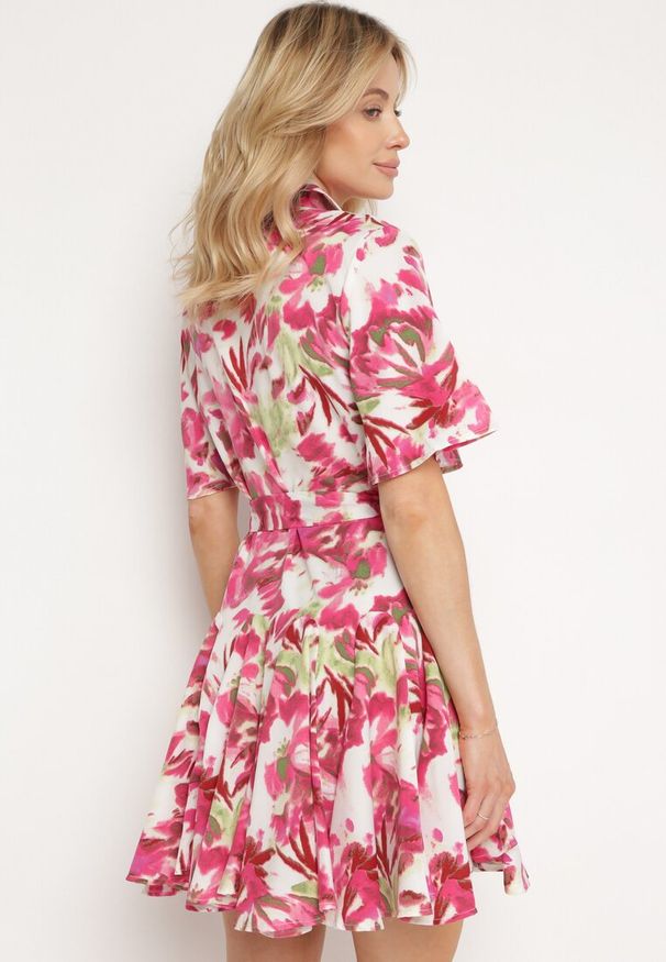 Born2be - Różowa Sukienka z Krótkim Rękawem Zapinana na Guziki z Materiałowym Paskiem i Falbanką Timaooni. Okazja: na co dzień. Kolor: różowy. Materiał: materiał. Długość rękawa: krótki rękaw. Sezon: wiosna, lato. Typ sukienki: rozkloszowane. Styl: casual, wizytowy