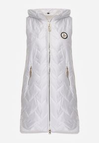 Renee - Biała Długa Pikowana Kamizelka z Kapturem i Ozdobną Naszywką Mentape. Typ kołnierza: kaptur. Kolor: biały. Długość: długie. Wzór: aplikacja. Styl: sportowy #8