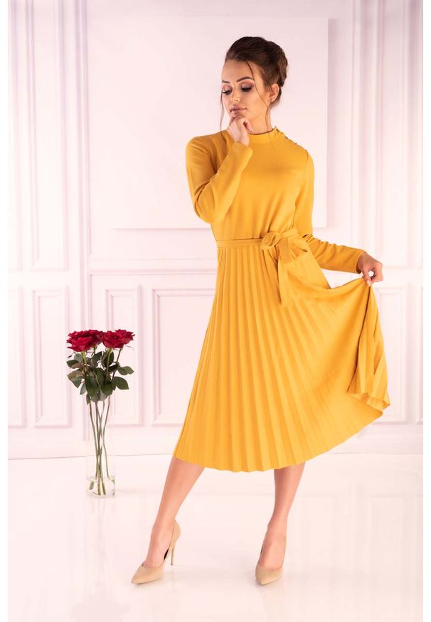 Merribel - Żółta Plisowana Sukienka z Zabudowanym Dekoltem. Kolor: żółty. Materiał: poliester, elastan