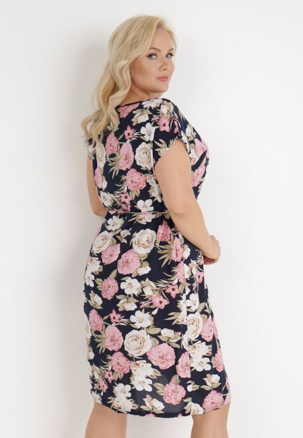 Born2be - Granatowo-Różowa Sukienka Endiore. Okazja: na ślub cywilny, na randkę, na wesele. Kolekcja: plus size. Kolor: niebieski. Wzór: aplikacja, kwiaty, nadruk. Typ sukienki: dla puszystych. Materiał: tkanina. Długość rękawa: krótki rękaw. Sezon: lato. Długość: midi