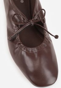 Renee - Brązowe Balerinki z Wiązaniem na Rzemyki Juliessa. Kolor: brązowy. Wzór: aplikacja. Obcas: na obcasie. Styl: klasyczny, elegancki. Wysokość obcasa: niski #4