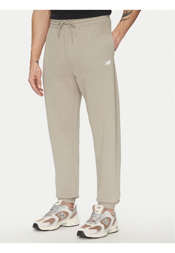 New Balance Spodnie dresowe Essentials MP41519 Beżowy Relaxed Fit. Kolor: beżowy. Materiał: bawełna, syntetyk