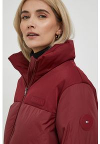 TOMMY HILFIGER - Tommy Hilfiger kurtka damska kolor bordowy zimowa. Kolor: czerwony. Materiał: syntetyk, poliester. Sezon: zima #2