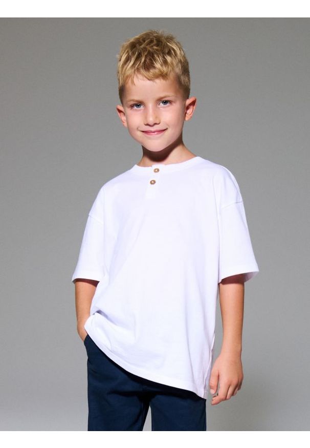 Sinsay - Koszulka z ozdobnymi guzikami - biały. Kolor: biały