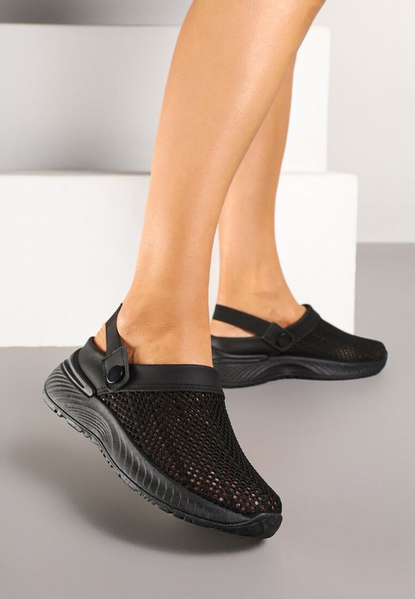 Born2be - Czarne Klapki z Ażurową Cholewką i Paskiem Podtrzymującym Piętę Fenrisa. Okazja: na spacer, na co dzień. Kolor: czarny. Materiał: jeans. Wzór: ażurowy. Sezon: lato. Styl: casual, klasyczny