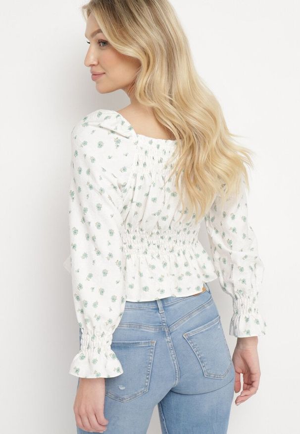 Born2be - Biało-Zielona Bluzka w Stylu Boho z Gumkami w Pasie i przy Dekolcie Nerassa. Okazja: na randkę, na co dzień. Kolor: biały. Materiał: satyna, jeans. Długość: długie. Wzór: kwiaty. Styl: boho
