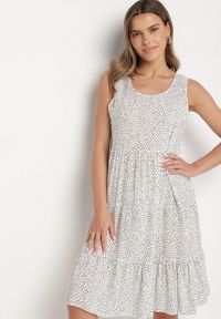 Born2be - Biała Bawełniana Sukienka w Kropki z Falbanami Zerolia. Okazja: na co dzień, do pracy, na spotkanie biznesowe. Kolor: biały. Materiał: bawełna. Wzór: kropki. Typ sukienki: proste. Styl: biznesowy, klasyczny, casual #1