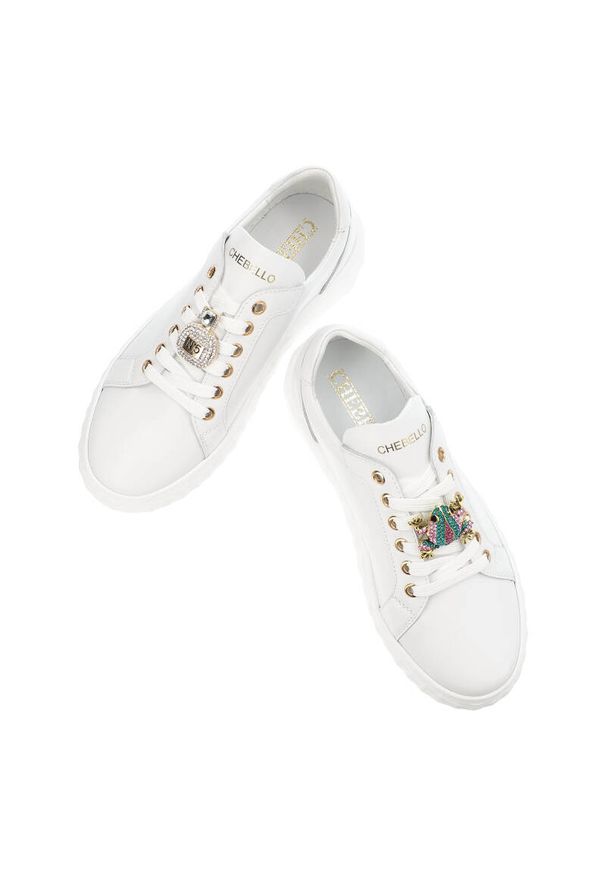 CheBello - Białe Sneakersy Chebello Modne Obuwie Damskie. Kolor: biały. Materiał: jeans. Wzór: napisy, aplikacja