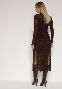 Born2be - Brązowa Dopasowana Sukienka z Dodatkiem Wiskozy i Welurowymi Kwiatami Vetielle. Okazja: na co dzień. Kolor: brązowy. Materiał: welur, wiskoza. Długość rękawa: na ramiączkach. Wzór: kwiaty. Typ sukienki: proste. Styl: klasyczny, casual, elegancki #3