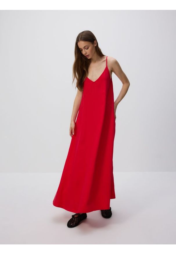 Reserved - Jeansowa sukienka maxi - czerwony. Kolor: czerwony. Materiał: jeans. Długość: maxi