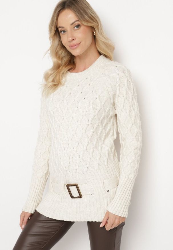 Born2be - Jasnobeżowy Sweter z Ozdobnym Splotem z Paskiem i Klamrą Riean. Okazja: na co dzień. Kolor: beżowy. Materiał: jeans. Długość rękawa: długi rękaw. Długość: długie. Wzór: ze splotem. Styl: klasyczny, casual