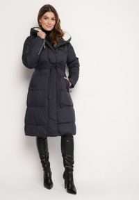 Born2be - Granatowa Pikowana Kurtka o Długim Kroju z Kapturem i Wiązanym Paskiem Neandira. Okazja: na co dzień. Typ kołnierza: kaptur. Kolor: niebieski. Materiał: jeans, materiał. Długość rękawa: długi rękaw. Długość: długie. Sezon: zima, jesień. Styl: klasyczny, casual, elegancki #1