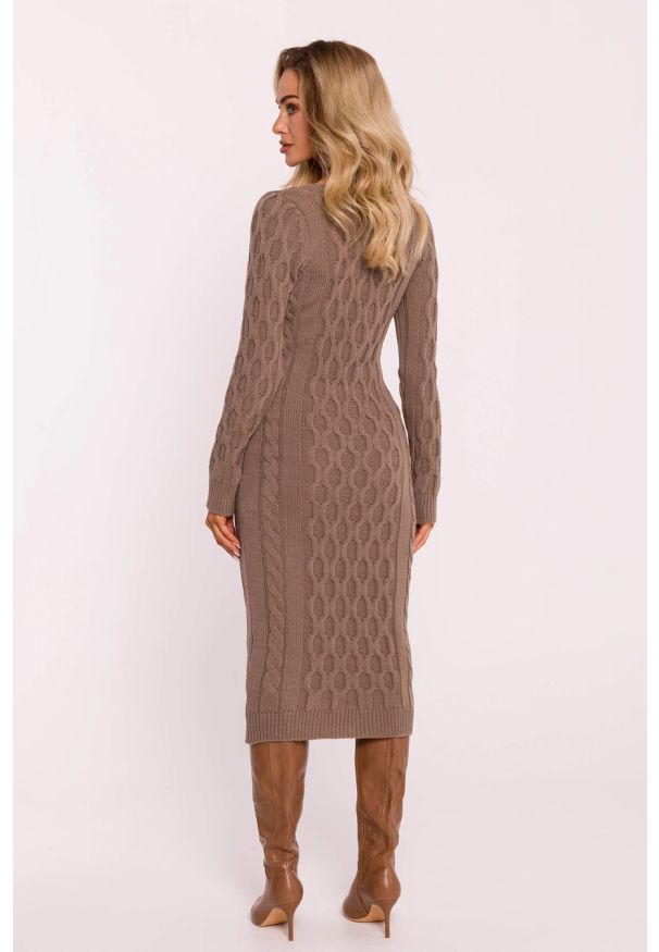 MOE - Sweterkowa sukienka z dekoltem V i modnym splotem beżowa. Kolor: beżowy. Materiał: dzianina. Długość rękawa: długi rękaw. Wzór: ze splotem