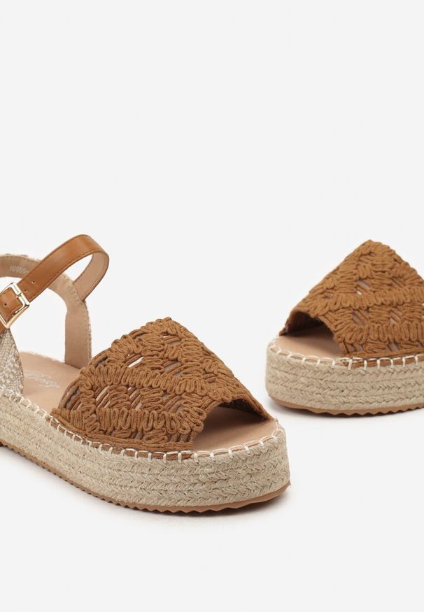 Born2be - Brązowe Ażurowe Sandały Espadryle na Grubej Plecionej Podeszwie Valens. Kolor: brązowy. Materiał: materiał. Wzór: ażurowy. Sezon: lato