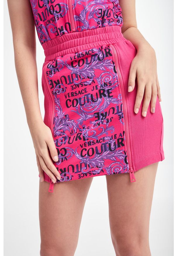 Versace Jeans Couture - Sukienka VERSACE JEANS COUTURE. Typ kołnierza: kołnierzyk stójkowy. Materiał: bawełna. Wzór: nadruk. Długość: mini